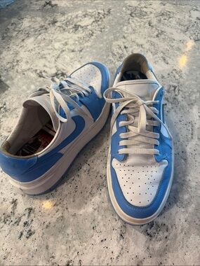 Nike Women's Blue and White Low-Top Sneakers